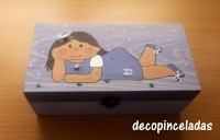 Caja rectangular niña tumbada lila (13,95€)